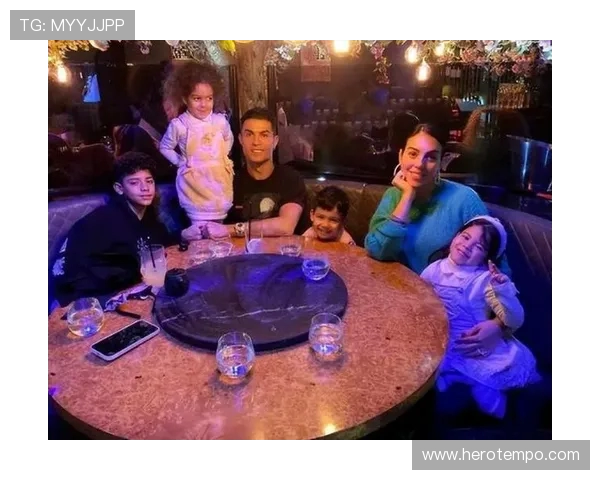 C 罗父亲节晒父子合照！迷你罗身高逼近父亲，黑指甲油细节引热议(3)